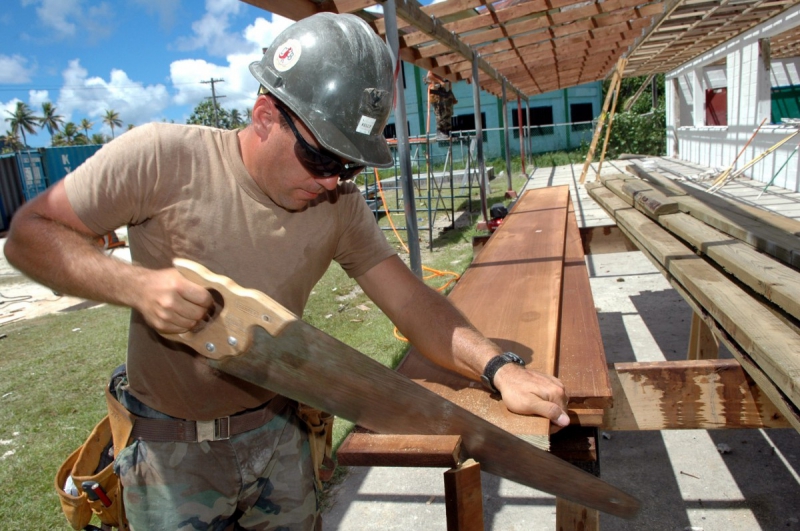 menuisier-AIGLUN-min_worker_construction_building_carpenter_male_job_build_helmet-893290